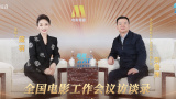 美女露出粉嫩尿囗让男人桶